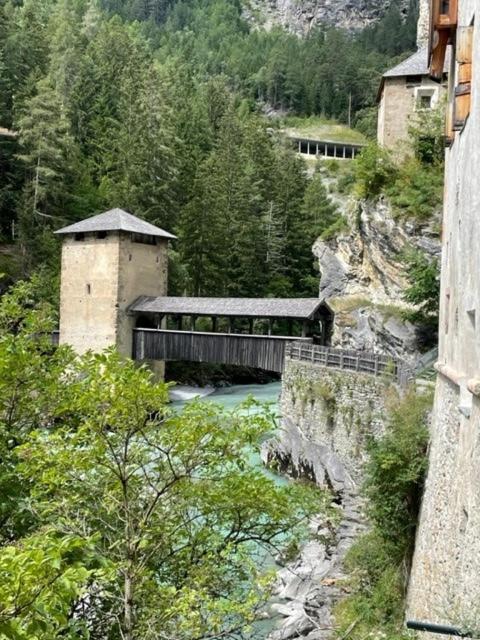 Curuna Hotel-Garni Scuol Exterior photo